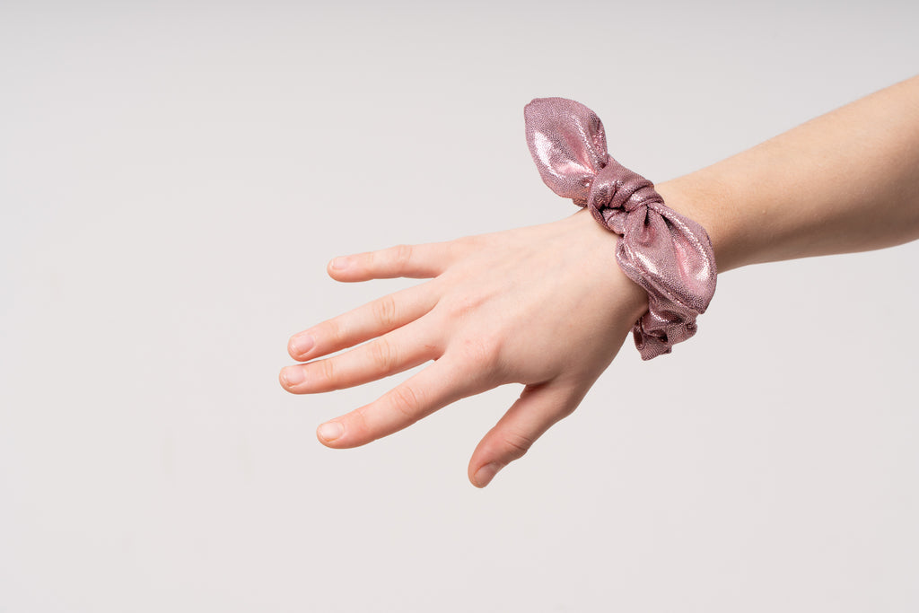 a close up of the Pink mauve scrunchie bow