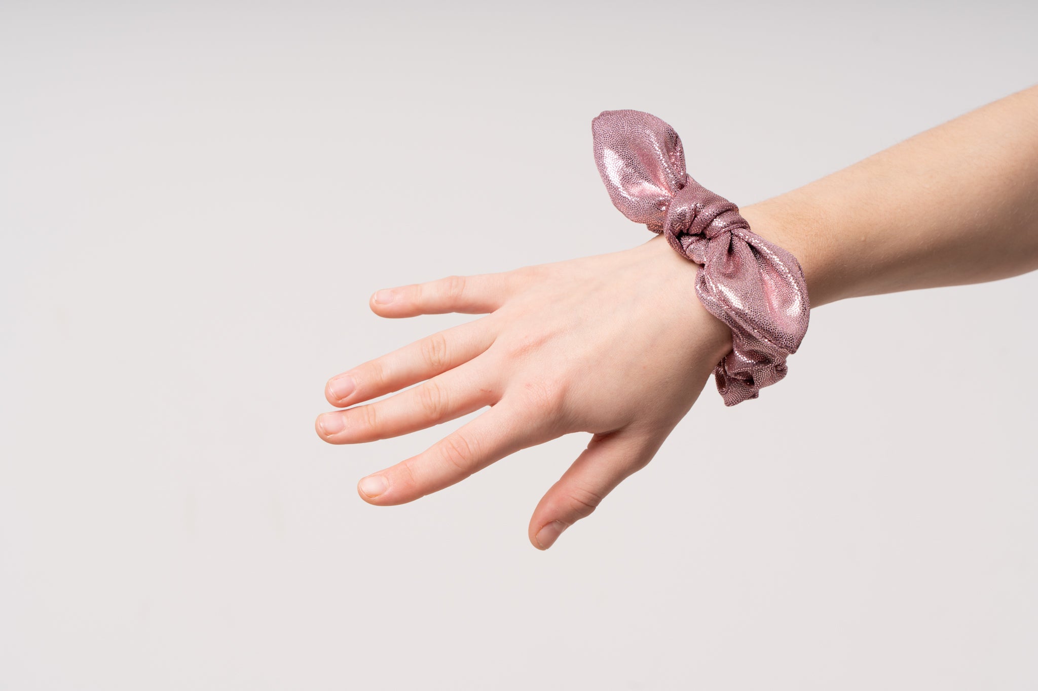 a close up of the Pink mauve scrunchie bow